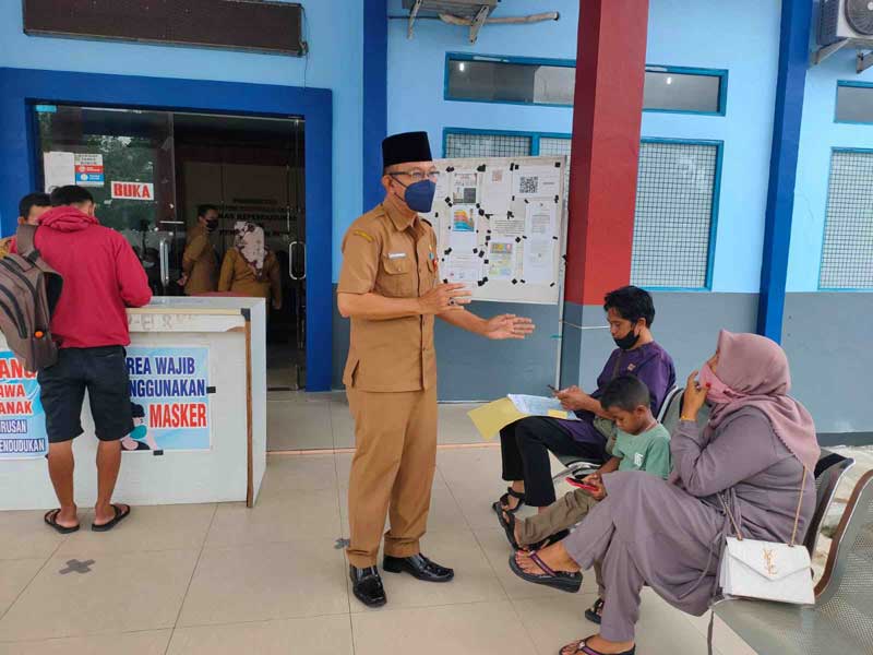 PELAYANAN: Pelayanan adminduk di gedung bagian depan Kantor Disdukcapil Kotim