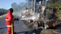 Satu unit alat berat (grader) hangus terbakar