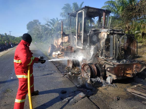 Satu unit alat berat (grader) hangus terbakar