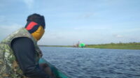 Sejumlah pemancing saat menuju anakan sungai Jelai menggunakan perahu mesin.