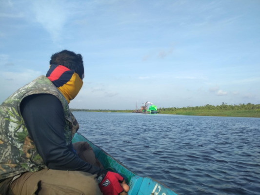 Sejumlah pemancing saat menuju anakan sungai Jelai menggunakan perahu mesin.