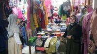 Membeli pakaian baru pada momen Lebaran sudah menjadi tradisi masyarakat. Perayaan Idulfitri 1443 Hijirah tahun ini disambut dengan antusias
