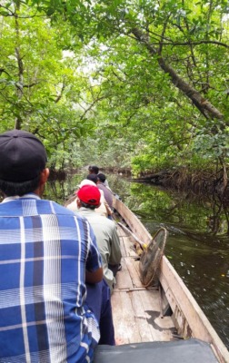 Menyusuri Sungai Bejarau di Desa Lampuyang