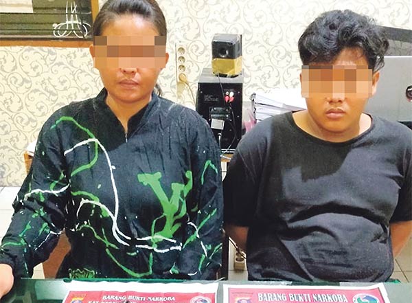 Sanimah (33) dan Sadam Husen (18) bersama barang bukti diamankan di Mapolres Kotim