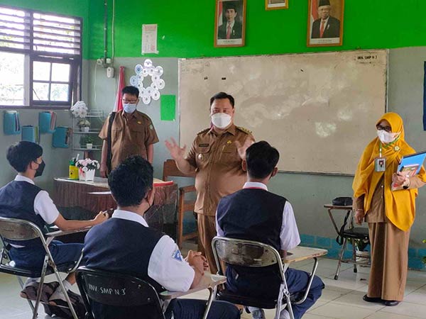 Bupati Kotim Halikinnor tinjau pelaksanaan ujian di SMPN 3