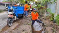 Petugas sedang membersihkan saluran drainase di dalam Kota Sampit
