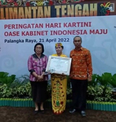 seorang guru honorer yang mengabdi kurang lebih 11 tahun di Taman Kanak-Kanak (TK) Desa Putat Durei