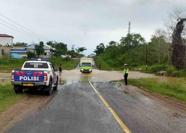 JALAN-TRANS-KALIMANTAN-TERENDAM