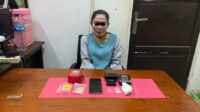 Rosmini alias Weni (41), janda dua anak ini menjalani pemeriksaan di Kantor Polisi