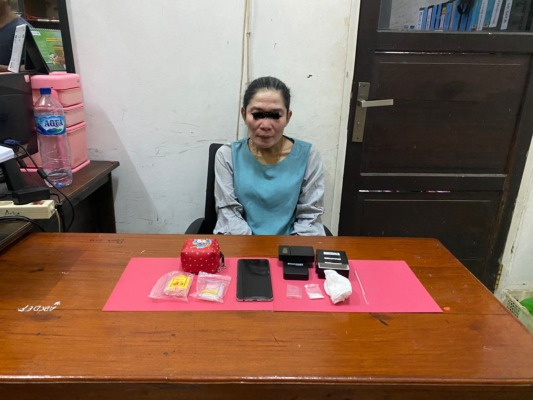Rosmini alias Weni (41), janda dua anak ini menjalani pemeriksaan di Kantor Polisi