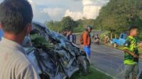 Mobil travel ringsek akibat dihajar dumptruk di tikungan Jalan Tjilik Riwut kilometer 21, Katingan