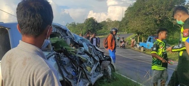 Mobil travel ringsek akibat dihajar dumptruk di tikungan Jalan Tjilik Riwut kilometer 21, Katingan