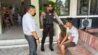 Petugas saat menenangkan usai mengamuk di kawasan Jalan Bukit Keminting