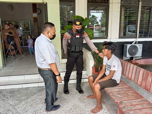 Petugas saat menenangkan usai mengamuk di kawasan Jalan Bukit Keminting