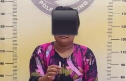 TM (25) menunjukkan barang bukti narkoba jenis sabu saat diamankan di Kantor Satres Narkoba Polres Gumas