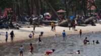 Wisatawan mengunjungi Pantai Sungai Bakau