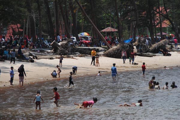 Wisatawan mengunjungi Pantai Sungai Bakau