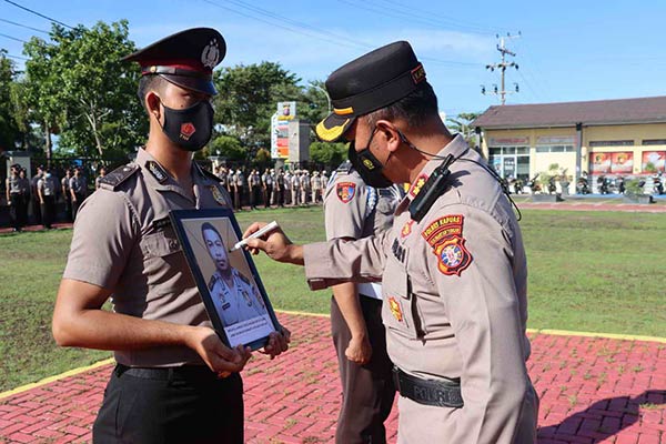 PECAT-POLISI-TERSANDUNG-NARKOBA