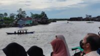 Perang Air Warna-Warni di Tengah Sungai Jelai selama Tiga Hari