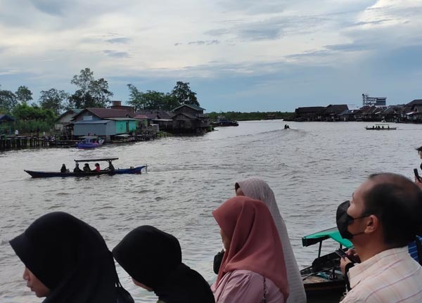 Perang Air Warna-Warni di Tengah Sungai Jelai selama Tiga Hari