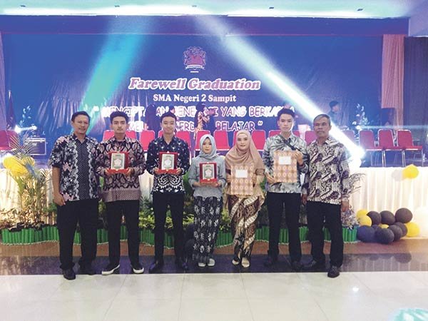 SMAN 2 Sampit tahun ini akhirnya bisa menggelar kegiatan Wisuda Perpisahan,sman 2 sampit,perpisahan sman 2 sampit,radar sampit,radar sampit hari ini