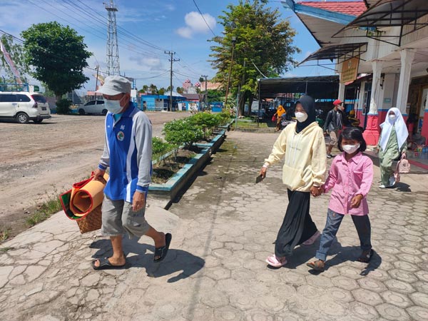 Mereka berusaha bertahan hidup di pelabuhan