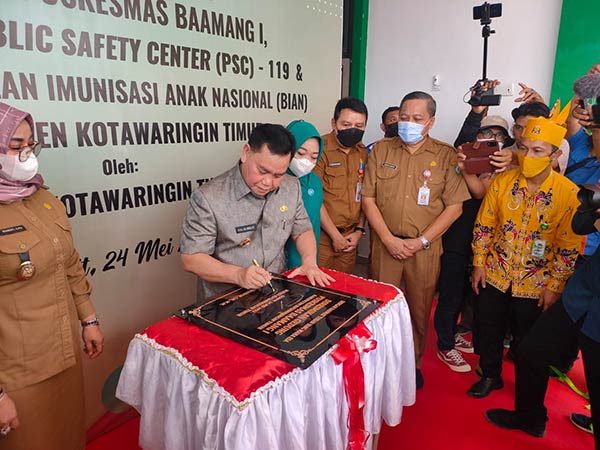 Kepala Dinkes Kotim Umar Kaderi mendampingi bupati