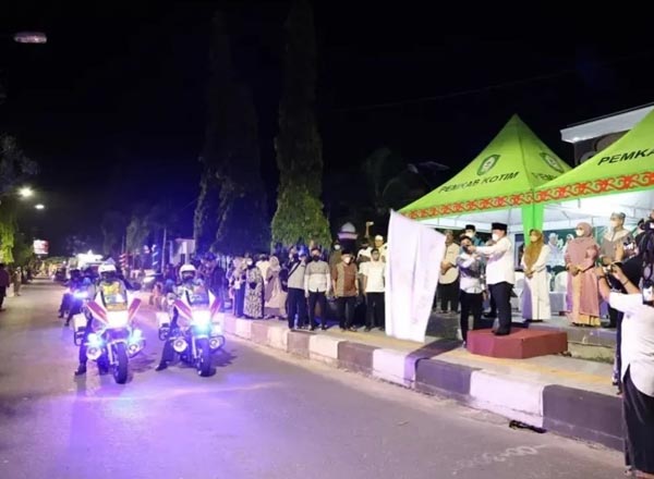 Tingginya antusiasme masyarakat ketika Pemkab Kotim kembali menggelar patai takbiran keliling membuat Bupati Kotim Halikinnor terharu