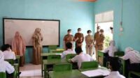 Bupati Kotim Halikinnor saat meninjau pelaksanaan ujian di SMPN 2 Sampit