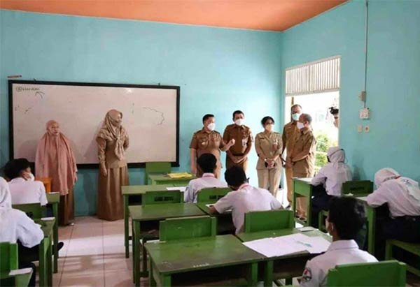 TINGKATKAN-SARANA-DAN-PRASARANA-SEKOLAH Bupati Kotim Halikinnor saat meninjau pelaksanaan ujian di SMPN 2 Sampit