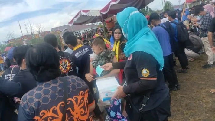 Pembagian masker kepada masyarakat
