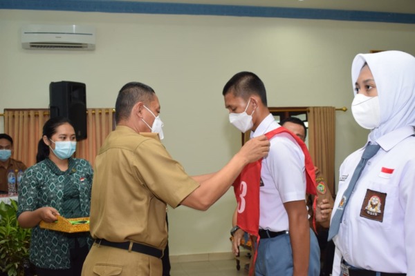 Pengalungan nomor peserta anggota Paskibraka oleh Staf Ahli Gubernur Bidang Ekonomi, Keuangan Pengalungan nomor peserta anggota Paskibraka oleh Staf Ahli Gubernur Bidang Ekonomi, Keuangan