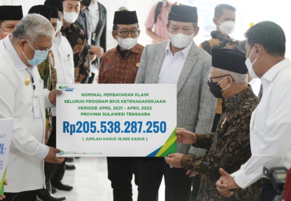Wakil Presiden Maruf Amin menyerahkan santunan kematian dan manfaat beasiswa pendidikan