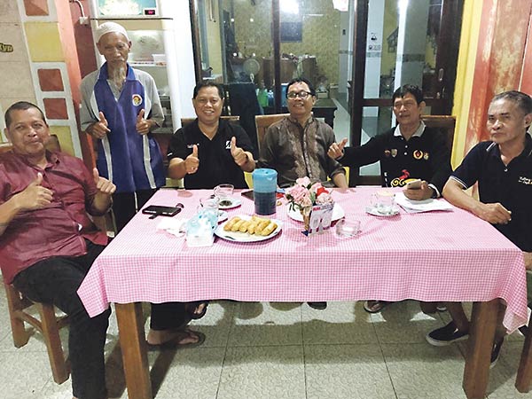 Camat Telawang Siagano menyerahkan langsung bonus untuk atlet catur