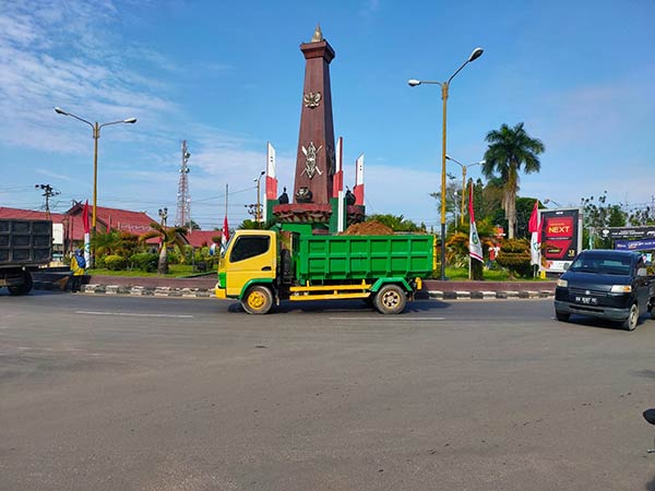 Truk pengangkut tanah