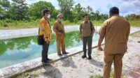 Kepala DLH Kotim mengajak pegawai dari KLHK untuk melihat lokasi embung yang dibangun disamping kiri kantor UPTD