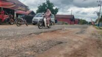 Salah satu titik jalan rusak di Jalan Diponegoro Kecamatan Kotabes