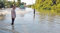Petugas Polsek dan Koramil Pangkalan Banteng saat mengatur lalulintas di kawasan Jembatan Aliong (Semanggang).