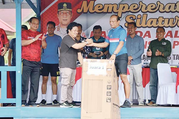 KAPOLDA-KALTENG-MANCING-BERSAMA-WARTAWAN