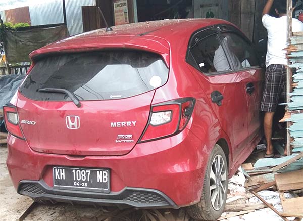 Mobil yang berpenumpang salah satu pejabat di Pemkab Katingan terlibat kecelakaan lalu lintas,