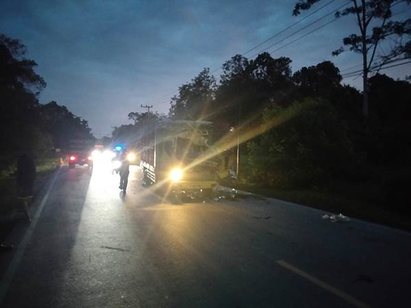 Truk pengangkut ayam ringsek bagian depan seusai menabrak belakang truk tronton