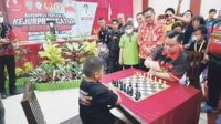 Bupati Kotim Halikinnor bermain catur melawat atlet muda Kotim Hafiz