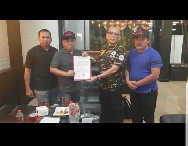 MADN MADN menyerahkan mandat untuk Cornelis Nalau Anton untuk membentuk Bakormad.