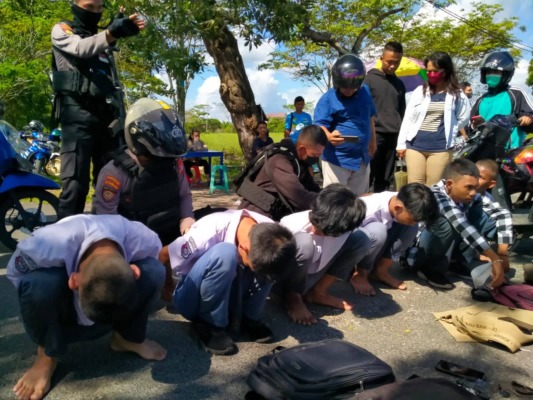 Sejumlah pelajar yang terlibat tawuran