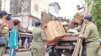 Petugas gabungan membongkar lapak pedagang yang berjualan di jalur Jalan Jawa hingga Sumatra dan Bangka