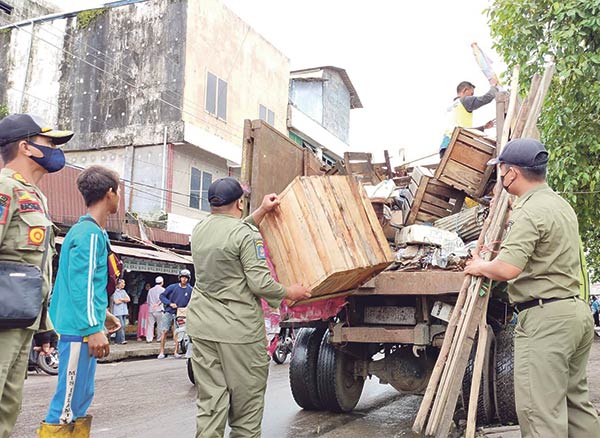 Petugas gabungan membongkar lapak pedagang yang berjualan di jalur Jalan Jawa hingga Sumatra dan Bangka