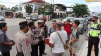 Puluhan petugas kepolisian menertibkan pelangsir dan aksi premanisme di SPBU Jalan MT Haryono Sampit