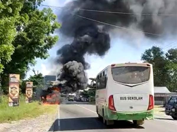 Pikap yang terbakar di Jalan Pasir Putih, Desa Sungai Kapitan, Kecamatan Kumai, Kabupaten Kotawaringin Barat