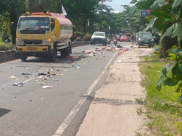 SAMPAH-BERCECERAN-DI-JALANAN-SAMPIT Sampah berceceran
