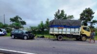 sopir truk terjepit